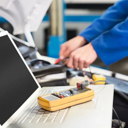 mecanico-que-usa-computadora-portatil-coche